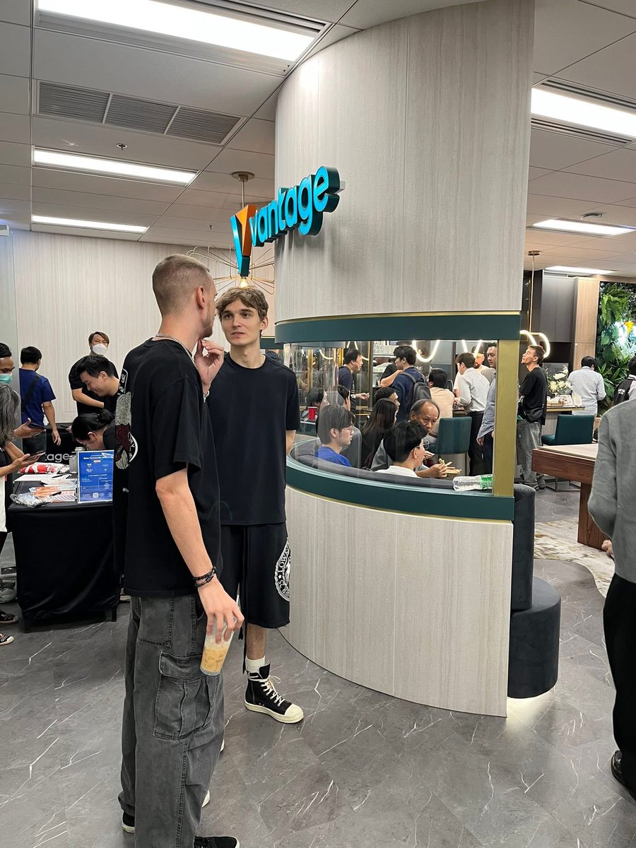 nb_puk's tweet image. ⭐️ รวมภาพงานกิจกรรม Base Community Meetup in Thailand 🇹🇭 organized by Tripster

#Base #jessepollak #Base_Thailand #Tripster_live #vantage  #Gamunityxyz #fwxfinance