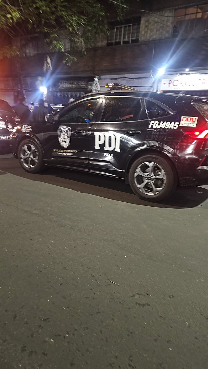 Pbn477933867871's tweet photo. @GN_MEXICO_ @SSC_CDMX @BlindarBJ @PDI_FGJCDMX @FiscaliaCDMX autoridades reunidas en calle Luz saviñon  en #Narvarte en @BJAlcaldia. 
Realizan cateo a local !!!
Vecinos reportan anomalías en el lugar.... https://t.co/S4vcHRh3qP