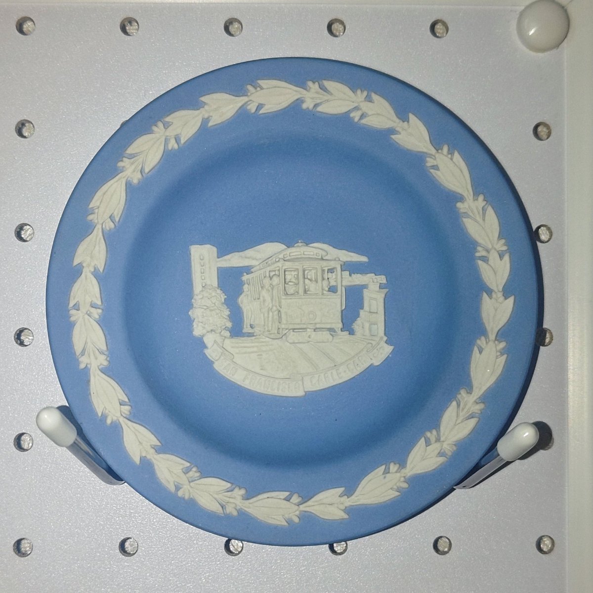 chronometer0's tweet photo. 🍽️
#WEDGWOOD® #ウェッジウッド の可愛い彫刻の陶磁器プレートを飾りたくて、最初はフックに乗っけてただけだったけど、#プレートハンガー を買ったので、かなり安定しました🤩👏

これで地震がきても落ちてこないさ、きっと🙃

#ジャスパーウェア #１９２０年代？
#アンティーク #ディッシュハンガー https://t.co/hqPH94YjwN