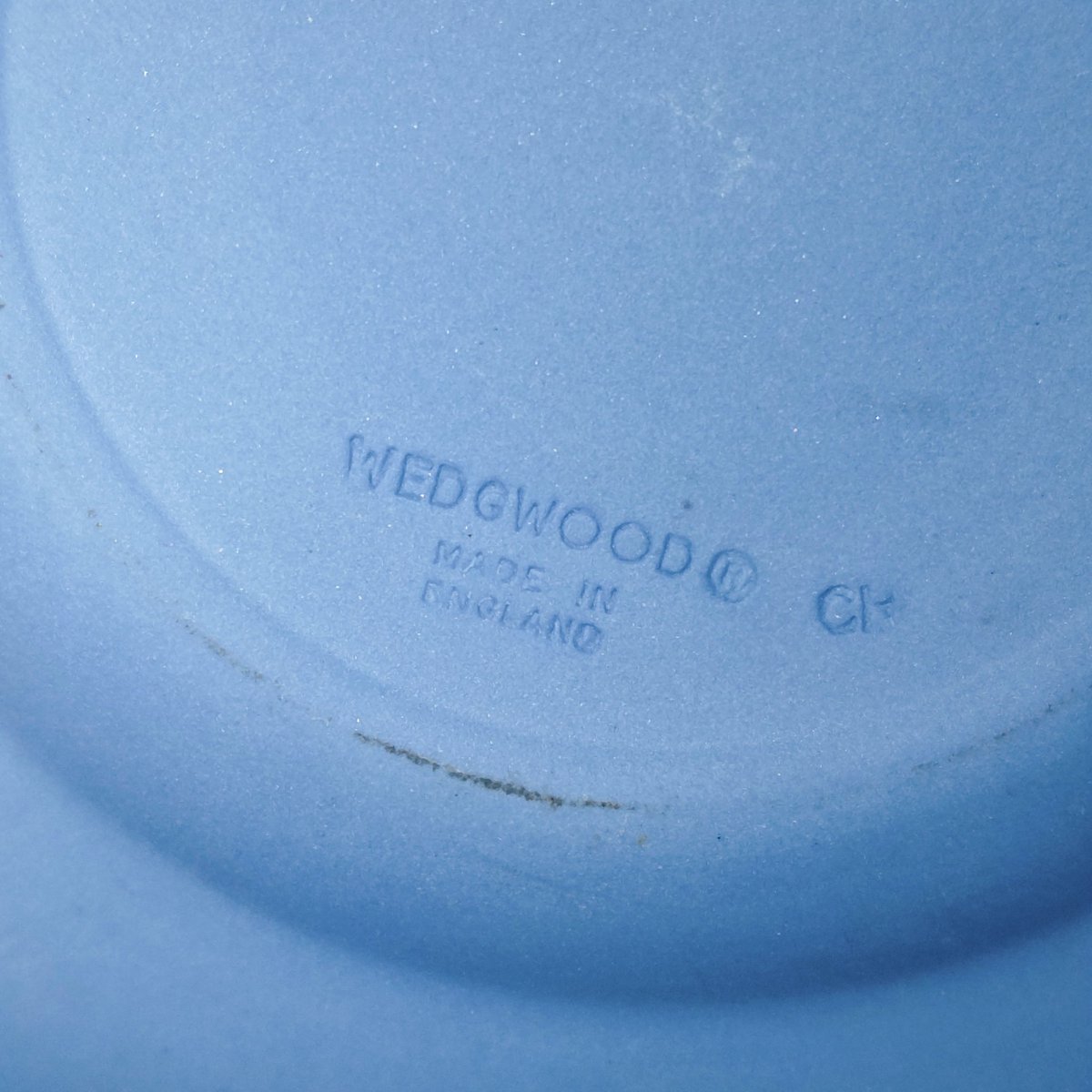 chronometer0's tweet photo. 🍽️
#WEDGWOOD® #ウェッジウッド の可愛い彫刻の陶磁器プレートを飾りたくて、最初はフックに乗っけてただけだったけど、#プレートハンガー を買ったので、かなり安定しました🤩👏

これで地震がきても落ちてこないさ、きっと🙃

#ジャスパーウェア #１９２０年代？
#アンティーク #ディッシュハンガー https://t.co/hqPH94YjwN