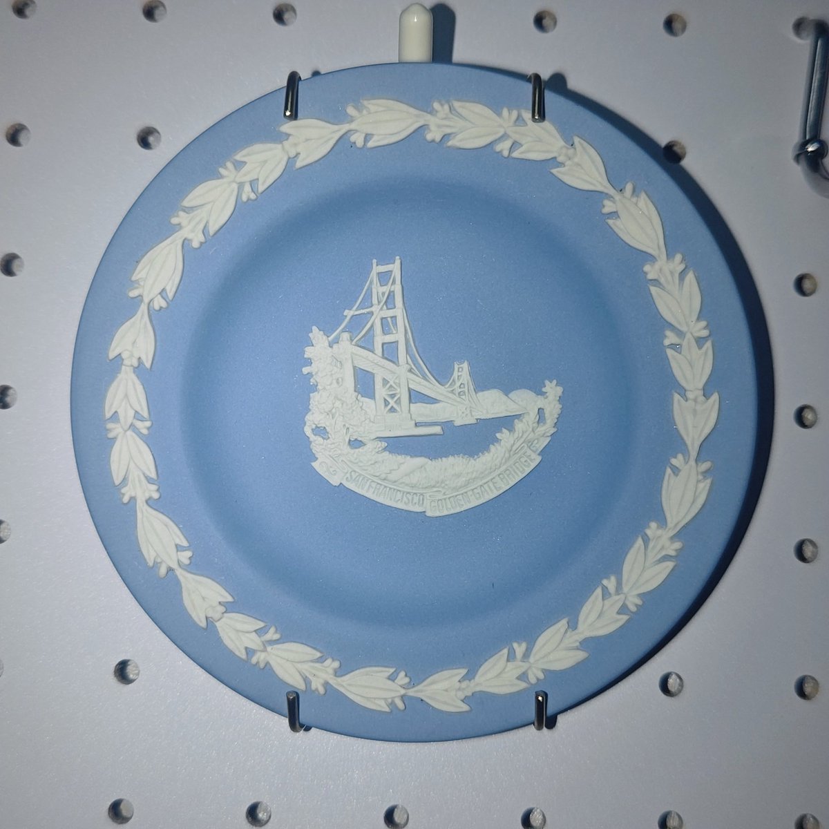 chronometer0's tweet photo. 🍽️
#WEDGWOOD® #ウェッジウッド の可愛い彫刻の陶磁器プレートを飾りたくて、最初はフックに乗っけてただけだったけど、#プレートハンガー を買ったので、かなり安定しました🤩👏

これで地震がきても落ちてこないさ、きっと🙃

#ジャスパーウェア #１９２０年代？
#アンティーク #ディッシュハンガー https://t.co/hqPH94YjwN