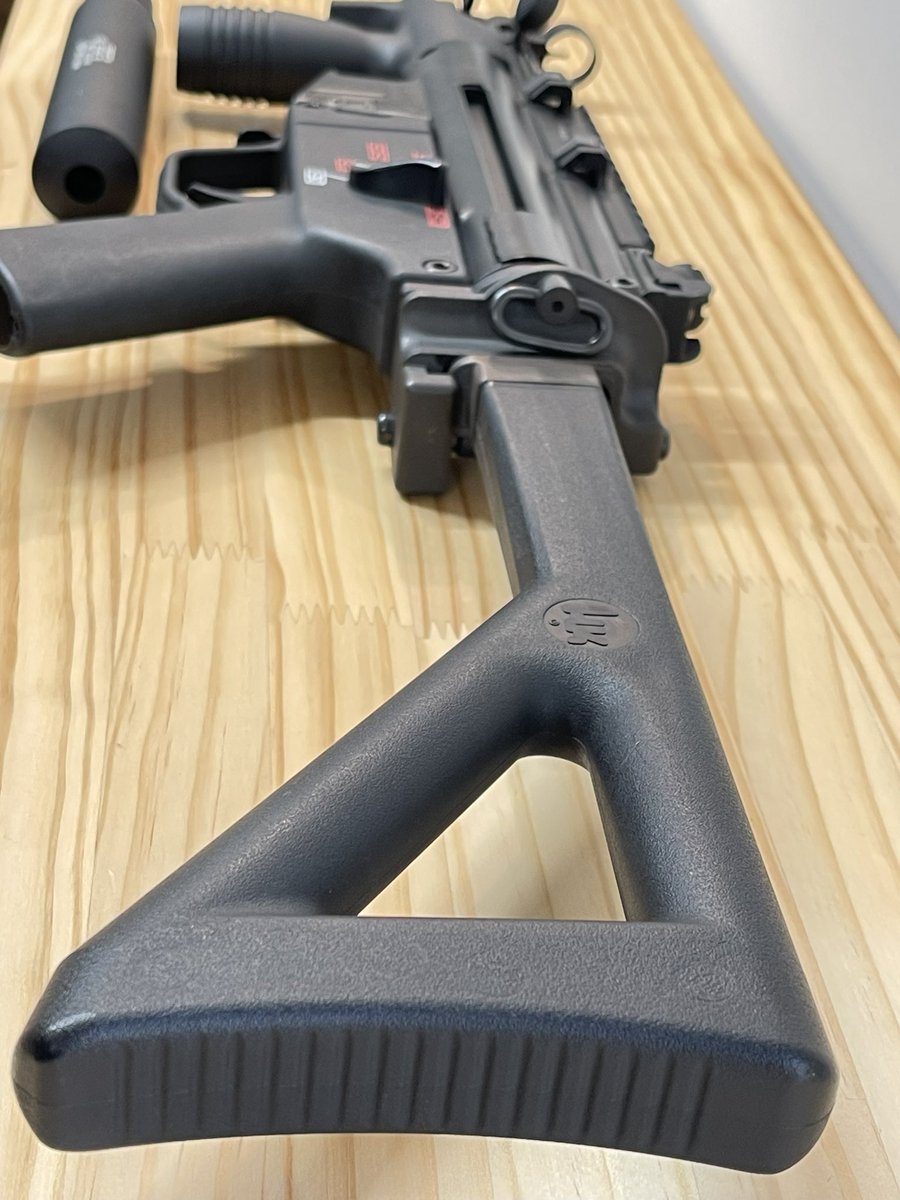Aoi_AirsoftLabo's tweet photo. 委託販売でお預かりしているお品物の紹介です。
@tokyo-move様 謹製のTW5です
2〜3ゲーム程しか使用されていないとの事で非常に美品です。

マガジン6本とバッテリー3本、サプ、ローダー、HOP調整レンチが付属して
226,000円となっております。

画像はツリー内もご参照ください https://t.co/N2VPP5Xggq