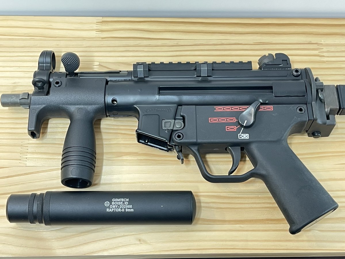 Aoi_AirsoftLabo's tweet photo. 委託販売でお預かりしているお品物の紹介です。
@tokyo-move様 謹製のTW5です
2〜3ゲーム程しか使用されていないとの事で非常に美品です。

マガジン6本とバッテリー3本、サプ、ローダー、HOP調整レンチが付属して
226,000円となっております。

画像はツリー内もご参照ください https://t.co/N2VPP5Xggq