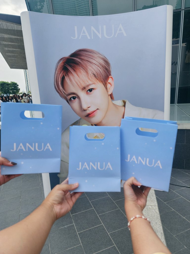 LT_Looktarn's tweet image. ก็คือแค่มางานอ่ะ แจกน้ำหอมให้ทุกคน แล้วในถุงจะมี ticket ให้ถ่ายรูป photobooth ฟรีคนละ 1 ใบ แล้วที่พีคกว่านั้นน้ำหอมที่แจกคือแจกคอลเลคชั่นใหม่ คอลน้องไข่อ่ะ ฮืออออ เลิศเลยล่ะ 🥹🥰👍🦊💛 #JANUAXRENJUN