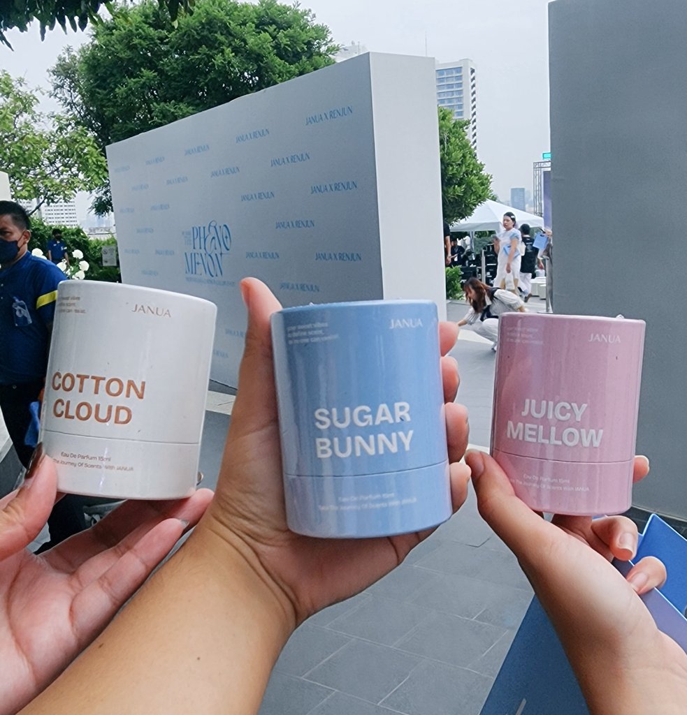 LT_Looktarn's tweet image. ก็คือแค่มางานอ่ะ แจกน้ำหอมให้ทุกคน แล้วในถุงจะมี ticket ให้ถ่ายรูป photobooth ฟรีคนละ 1 ใบ แล้วที่พีคกว่านั้นน้ำหอมที่แจกคือแจกคอลเลคชั่นใหม่ คอลน้องไข่อ่ะ ฮืออออ เลิศเลยล่ะ 🥹🥰👍🦊💛 #JANUAXRENJUN