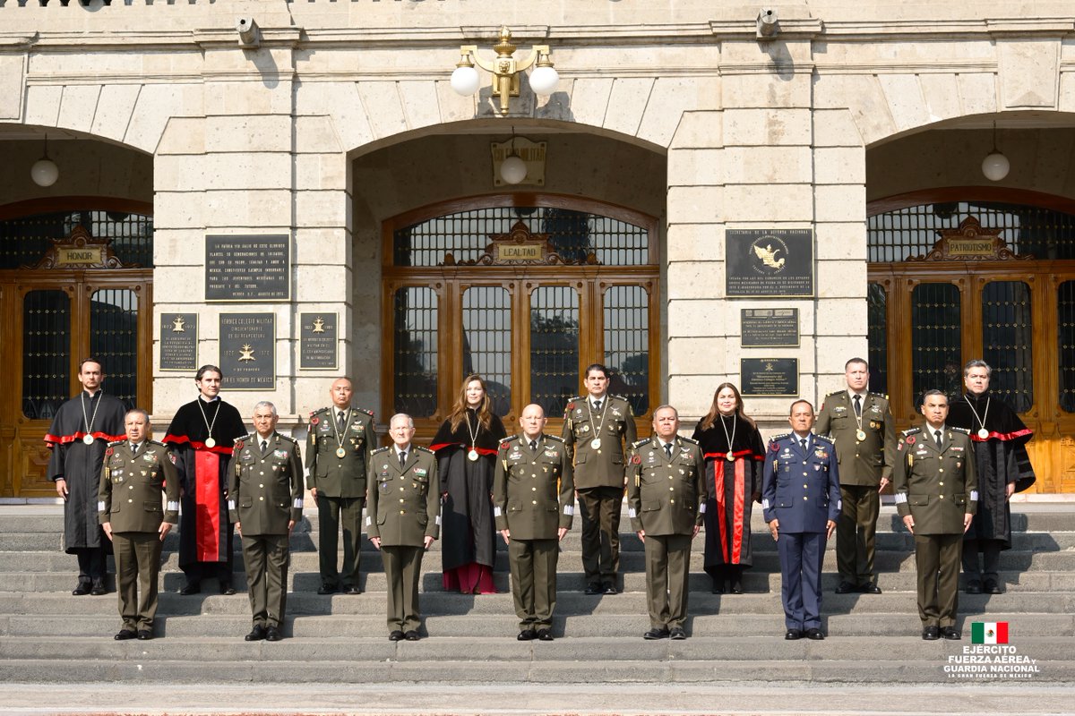 El Instituto Mexicano de Estudios Estratégicos en Seguridad y Defensa Nacionales (IMEESDN), realizó la Ceremonia de Graduación de la 4/a. Antigüedad del Doctorado en Desarrollo y Seguridad Nacional, en las instalaciones de la Dirección General de Educación Militar y Rectoría de