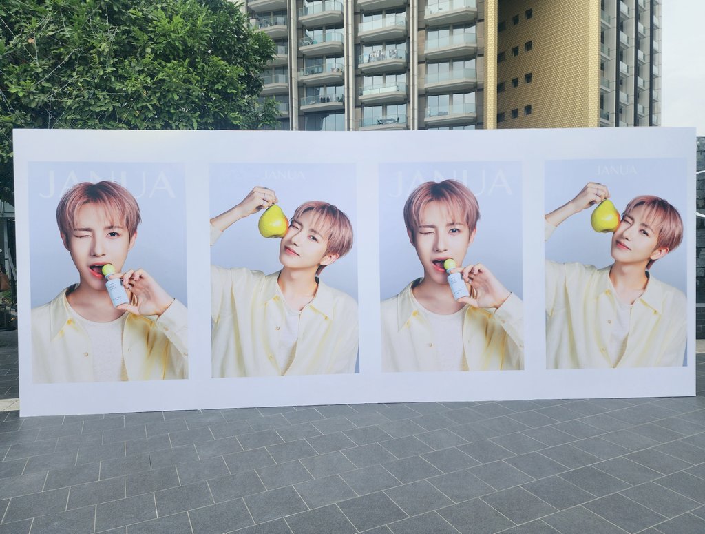 LT_Looktarn's tweet image. ก็คือแค่มางานอ่ะ แจกน้ำหอมให้ทุกคน แล้วในถุงจะมี ticket ให้ถ่ายรูป photobooth ฟรีคนละ 1 ใบ แล้วที่พีคกว่านั้นน้ำหอมที่แจกคือแจกคอลเลคชั่นใหม่ คอลน้องไข่อ่ะ ฮืออออ เลิศเลยล่ะ 🥹🥰👍🦊💛 #JANUAXRENJUN