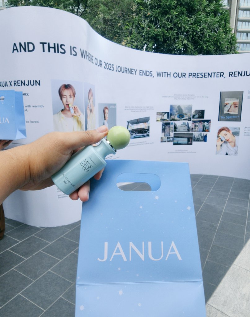 LT_Looktarn's tweet image. ก็คือแค่มางานอ่ะ แจกน้ำหอมให้ทุกคน แล้วในถุงจะมี ticket ให้ถ่ายรูป photobooth ฟรีคนละ 1 ใบ แล้วที่พีคกว่านั้นน้ำหอมที่แจกคือแจกคอลเลคชั่นใหม่ คอลน้องไข่อ่ะ ฮืออออ เลิศเลยล่ะ 🥹🥰👍🦊💛 #JANUAXRENJUN