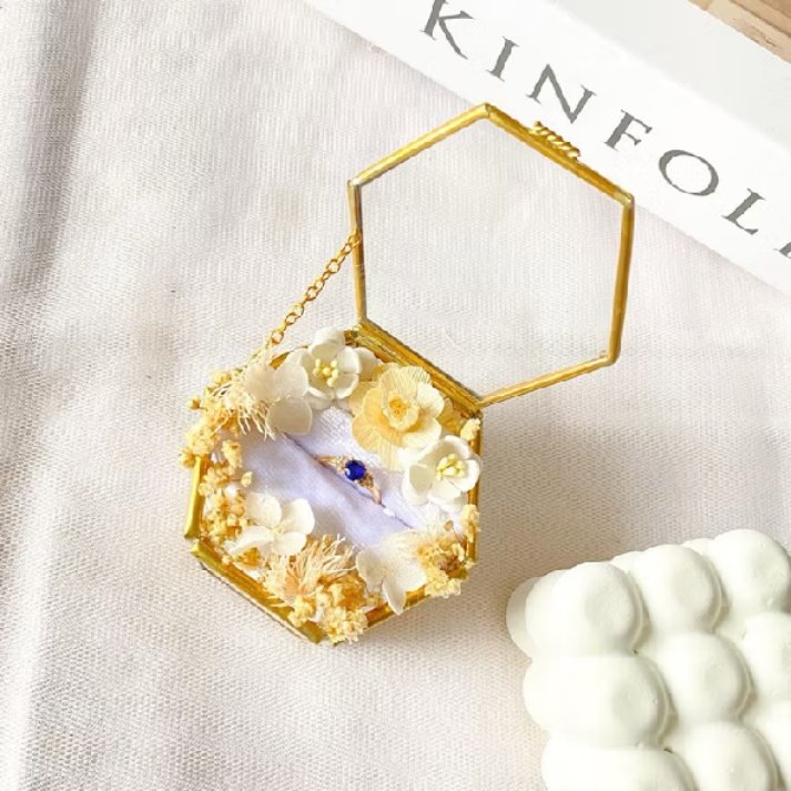 theparradise's tweet photo. Ringbox under 100rb

a thread https://t.co/br3GhO96AG