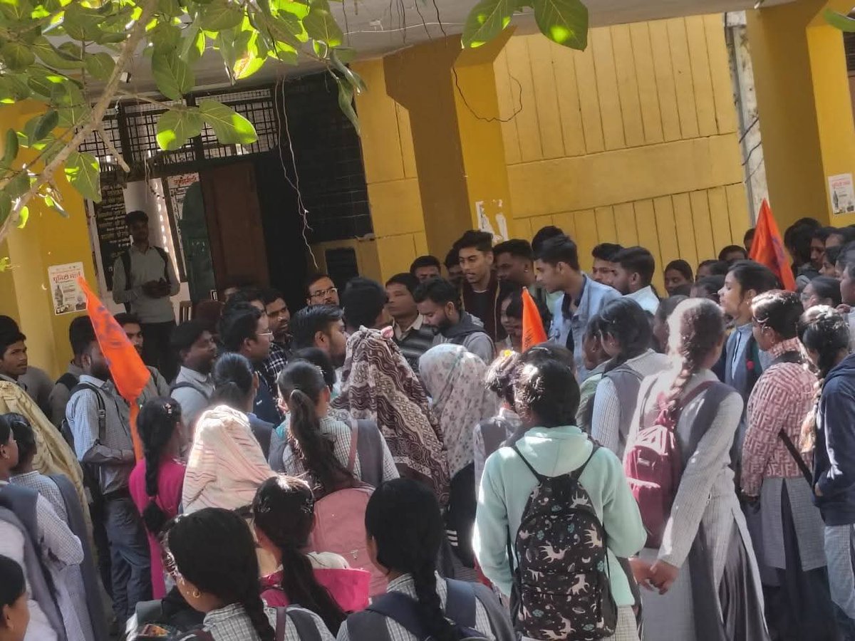 64Brijesh's tweet photo. आज अखिल भारतीय विद्यार्थी परिषद उमरिया नगर ईकाई द्वारा शासकीय स्नातकोत्तर रणविजय प्रताप सिंह महाविद्यालय में व्याप्त अनियमितताओं एवं समस्याओं को लेकर प्राचार्य महोदय को सोपा गया ज्ञापन।
#abvpmkumaria
#ABVPMahakoshal https://t.co/nMyeAitoIR