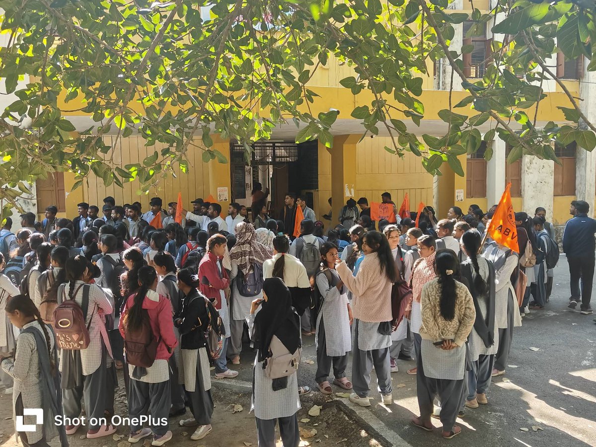 64Brijesh's tweet photo. आज अखिल भारतीय विद्यार्थी परिषद उमरिया नगर ईकाई द्वारा शासकीय स्नातकोत्तर रणविजय प्रताप सिंह महाविद्यालय में व्याप्त अनियमितताओं एवं समस्याओं को लेकर प्राचार्य महोदय को सोपा गया ज्ञापन।
#abvpmkumaria
#ABVPMahakoshal https://t.co/nMyeAitoIR