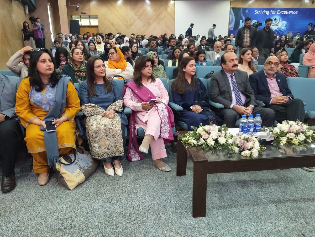 Rana Mashhood Ahmed Khan, Chairman of Prime Minister's Youth Programme joined us at International Volunteers Day. 

#IVD2025
#VolunteersSparkOthers