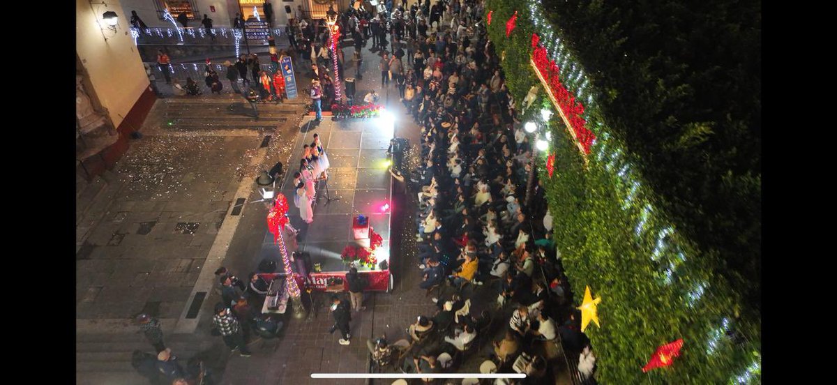 GuanajuatoGob's tweet photo. El encendido de nuestro árbol llena de luz a Guanajuato Capital y despierta la ilusión en cada unas de las familias que se reúnen para celebrar esta temporada.

Desde el Gobierno Municipal deseamos que cada hogar viva una Navidad con paz, alegría y esperanza.🎄 https://t.co/3uWXguCQd3