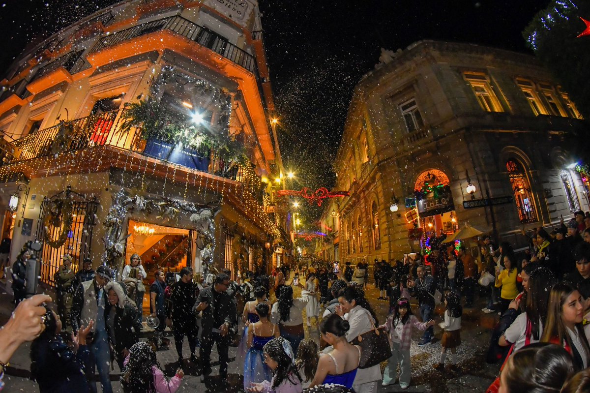 El encendido de nuestro árbol llena de luz a Guanajuato Capital y despierta la ilusión en cada unas de las familias que se reúnen para celebrar esta temporada.

Desde el Gobierno Municipal deseamos que cada hogar viva una Navidad con paz, alegría y esperanza.🎄