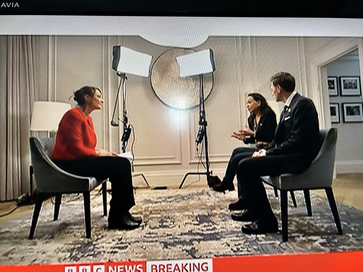 ノーベル平和賞の受賞の為♠️を支持しているマチャド氏が到着
昨年被団協に寄り添って下さった平和賞委員長のフリードマンさんが隣に座りこんなにがっかりした映像も珍しいです

昨年の3日間はワクワクして被団協の方々の授賞式から全て拝見していた事が嘘の様

フリードマンさんはリベラル左派なのに🥺