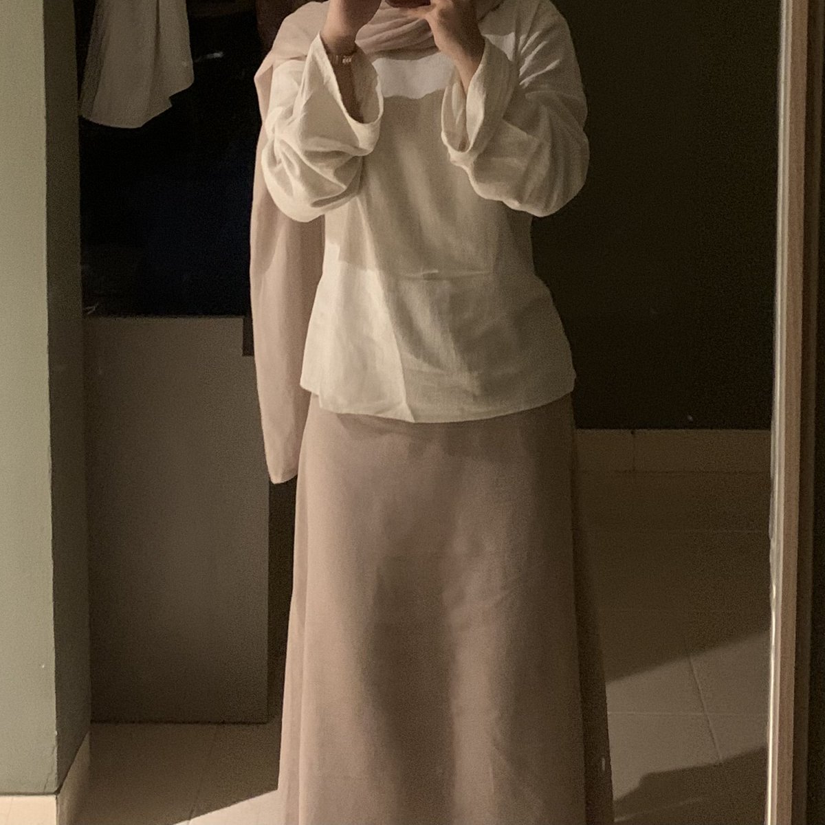 geevvoni's tweet photo. setiap pakai blouse ini merasa sangat feminine, bahannya 100% linen dan dia ada tali dibagian belakang jadi bikin fit body gitu 😆😆

- blouse (ivory): https://t.co/JiNS0jXvHB
- rok A line (khaky): https://t.co/dIFadO4mv8
- rok flare (black): https://t.co/EJTivsx2cD https://t.co/1LspJHJSCh