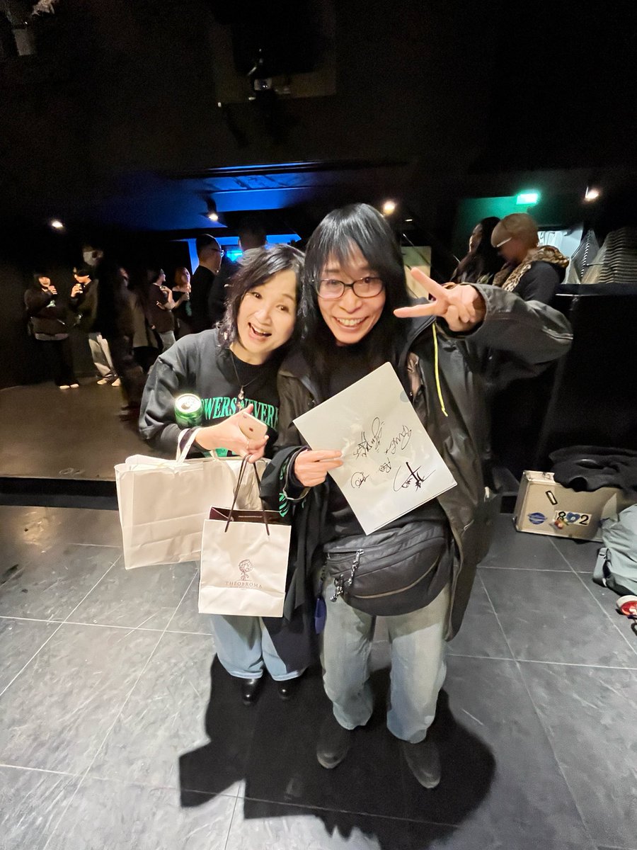 kanomami_blue's tweet image. 先日は我が敬愛する大先輩、浜崎なおこさん始め、広島時代の諸先輩方によるバンドReplicaのライブへ。Replicaライブはいつも誰もが優しく、みんな安心して感情を大開放。私は3曲に一回泣いていましたが、後半は1曲ずつ泣きました。かっこよくて。
いつ見ても今が一番魅惑的なバンド、それがReplica！