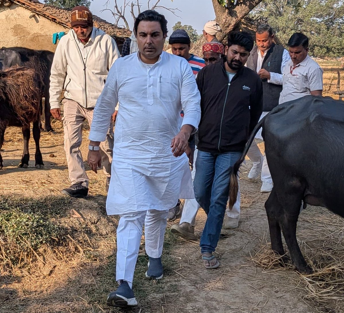 त्योंथर विधानसभा के ग्राम बरा खुर्द में श्री रामसुफल यादव जी के निधन उपरांत उनके निवास पहुँचकर शोकाकुल परिजनों के साथ शोक संवेदनाएँ व्यक्त कीं।

ईश्वर से प्रार्थना है कि दिवंगत आत्मा को अपने श्रीचरणों में स्थान प्रदान करे। 

#श्रद्धांजलि💐
#Siddharth_Tiwari_Raj #Teonther