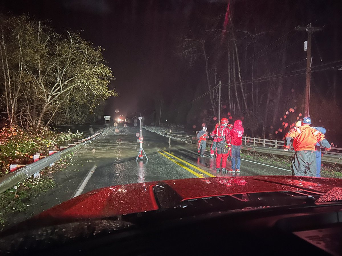 EastsideFire's tweet image. EF&amp;amp;R &amp;amp; Fall City Fire have boats and Swiftwater techs in the water to rescue stranded people in vehicles on or near SE Fall City Snoqualmie Road. #wawx