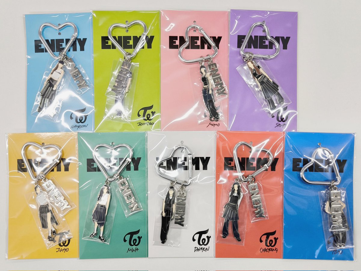 TWICE 🍭 【入荷情報】 TWICE『ENEMY』 🖤缶バッジ 🖤カラビナ