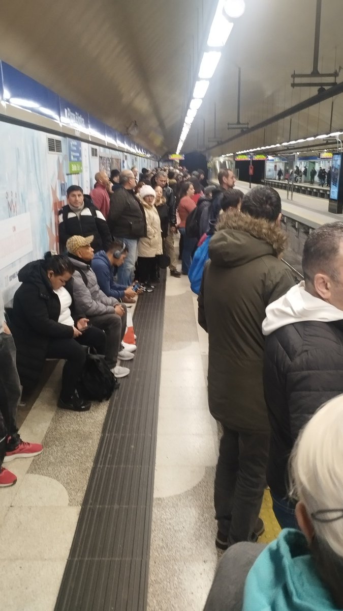 Pamy2210's tweet photo. Los viajeros estamos hasta el mismísimo @metro_madrid. Si no se podía abrir el tramo desde Plaza Elíptica que hubieran dejado el Servicio Especial. La gente no se levanta a estas horas por gusto y para ir como ganado. https://t.co/6Ifk8KMubp
