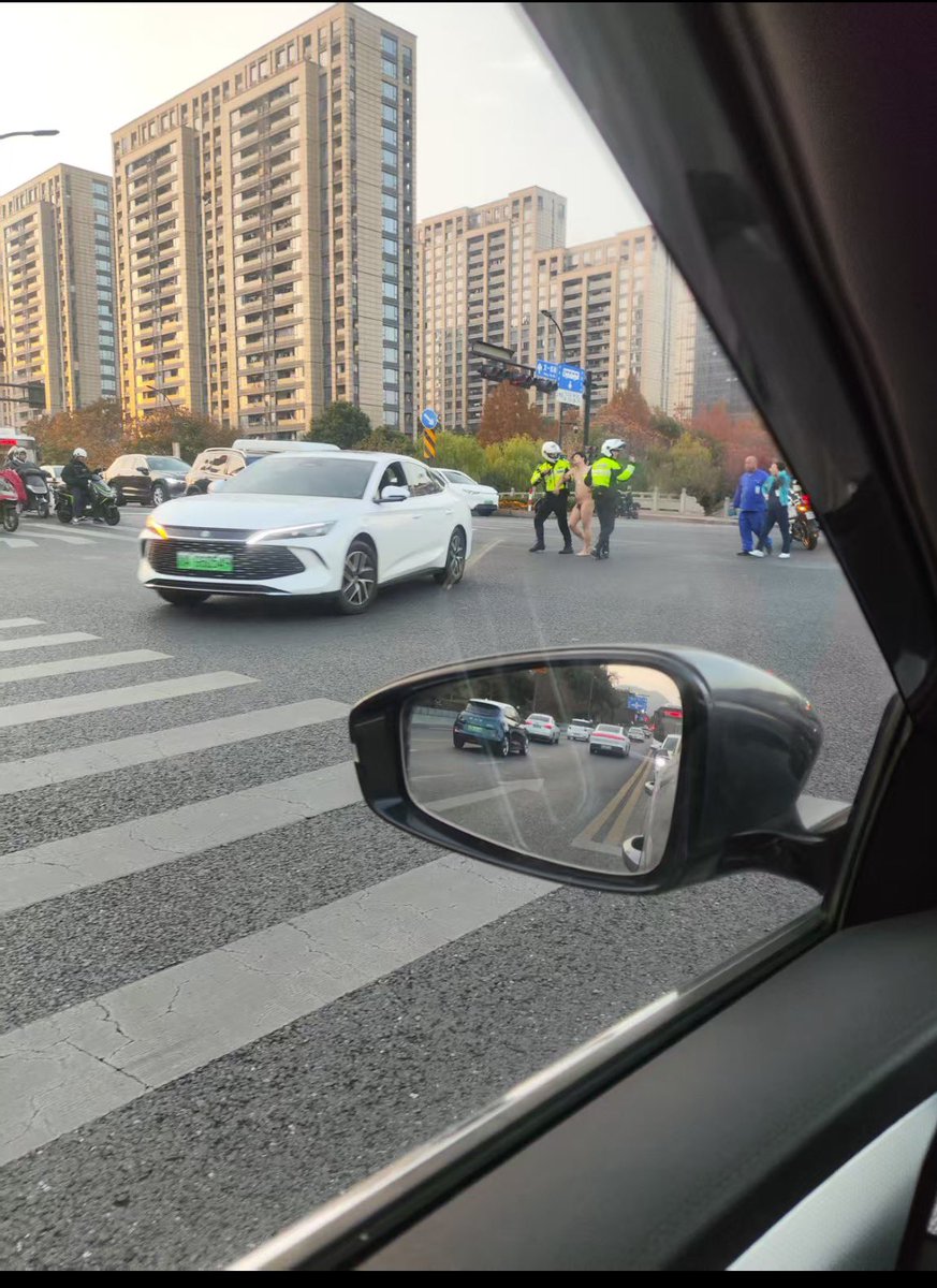 Vvvans2's tweet photo. 昨天下午的杭州，已经有人玩这么大了吗？？？ https://t.co/HwckVSfK3j