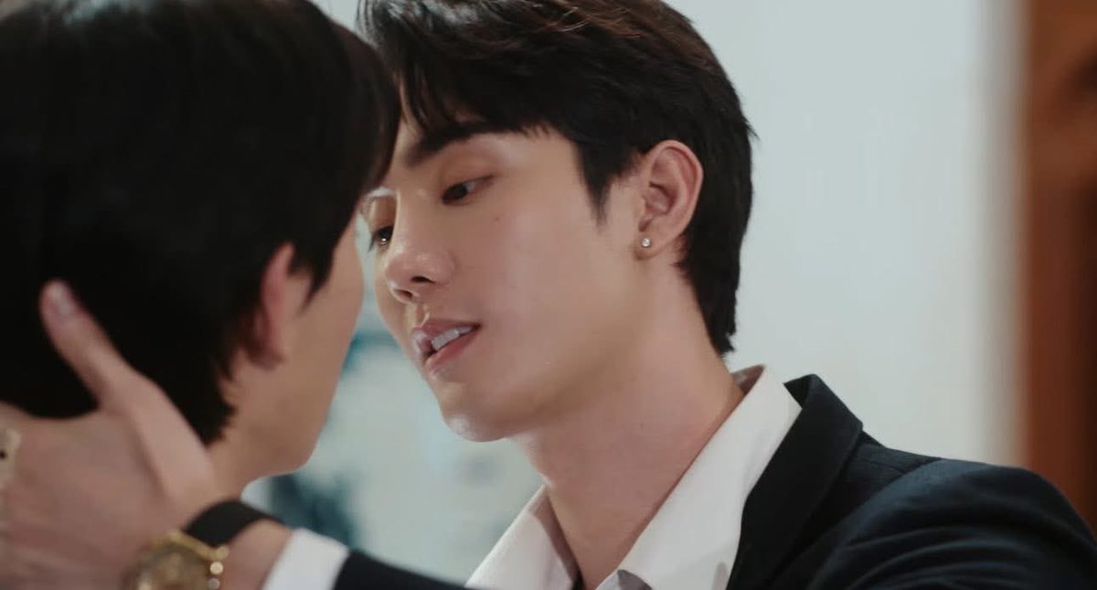 AllNews_th's tweet image. “บุ๊ค” พยายามสืบหา “ฟอส” คนรักตัวจริง!!
ในซีรีส์ “ความลับในบทเพลงที่บรรเลงไม่รู้จบ Melody of Secrets”

#fforce_ #kasibook #forcebook 
#MelodyOfSecrets #GMMTV 

🔗 facebook.com/share/p/1MaAVA…
“บทเพลง” (บุ๊ค-กษิดิ์เดช) ได้เจอ “แทนคุณ” (ฟอส-จิรัชพงศ์) ที่อ้างว่าเป็นรักแรกของตัวเอง…