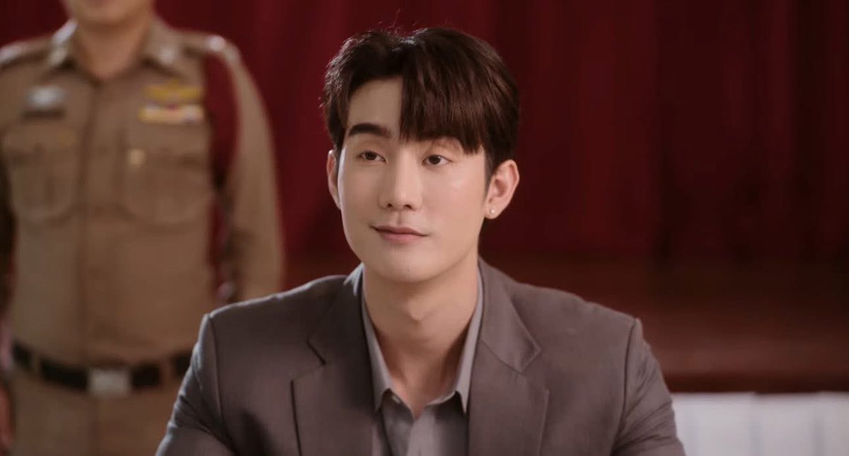 AllNews_th's tweet image. “บุ๊ค” พยายามสืบหา “ฟอส” คนรักตัวจริง!!
ในซีรีส์ “ความลับในบทเพลงที่บรรเลงไม่รู้จบ Melody of Secrets”

#fforce_ #kasibook #forcebook 
#MelodyOfSecrets #GMMTV 

🔗 facebook.com/share/p/1MaAVA…
“บทเพลง” (บุ๊ค-กษิดิ์เดช) ได้เจอ “แทนคุณ” (ฟอส-จิรัชพงศ์) ที่อ้างว่าเป็นรักแรกของตัวเอง…