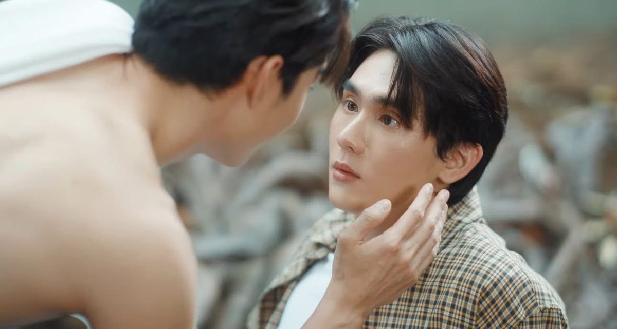 AllNews_th's tweet image. “บุ๊ค” พยายามสืบหา “ฟอส” คนรักตัวจริง!!
ในซีรีส์ “ความลับในบทเพลงที่บรรเลงไม่รู้จบ Melody of Secrets”

#fforce_ #kasibook #forcebook 
#MelodyOfSecrets #GMMTV 

🔗 facebook.com/share/p/1MaAVA…
“บทเพลง” (บุ๊ค-กษิดิ์เดช) ได้เจอ “แทนคุณ” (ฟอส-จิรัชพงศ์) ที่อ้างว่าเป็นรักแรกของตัวเอง…