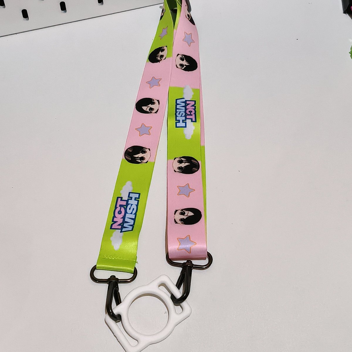 FancystuffI's tweet image. Wts Strap lightstick Nct Wish
Promo hanya 35k/ea free 1 pin button 
Strap biasa untuk lightstick ataupun strap tas
Ukuran 3x100cm
s.shopee.co.id/9AHUER7PrF