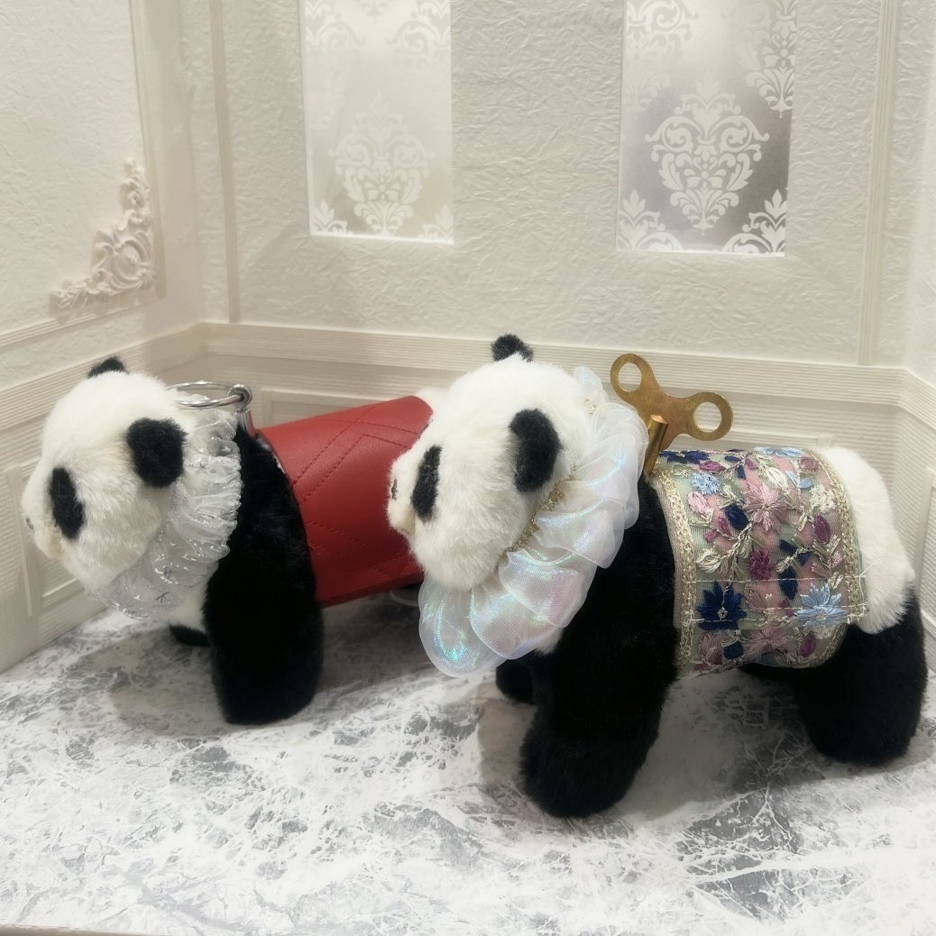 前回のパンダよりほんの少し大きいパンダの乗り物🐼
ハンドルにするかゼンマイにするか悩んでいます…🤔💭
 #アイドール東京 #パンダぬいぐるみ