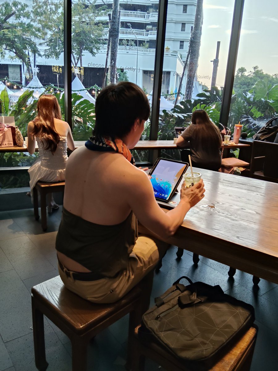 itsnutthing's tweet image. จะมีกี่คน ผช ที่ใส่เปิดหลังนั่งร้านชากาแฟ