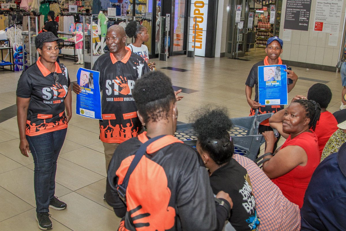 SAPoliceService's tweet image. #sapsLIM The Human Resources Development led by Colonel Moloto has on Wednesday, 10/12 concluded the #16DaysOfActivism campaign with the powerful collaboration unity to fight against GBVF. The campaign was held in the Limpopo Mall, Polokwane.

Captain Seroma and HRD personnel