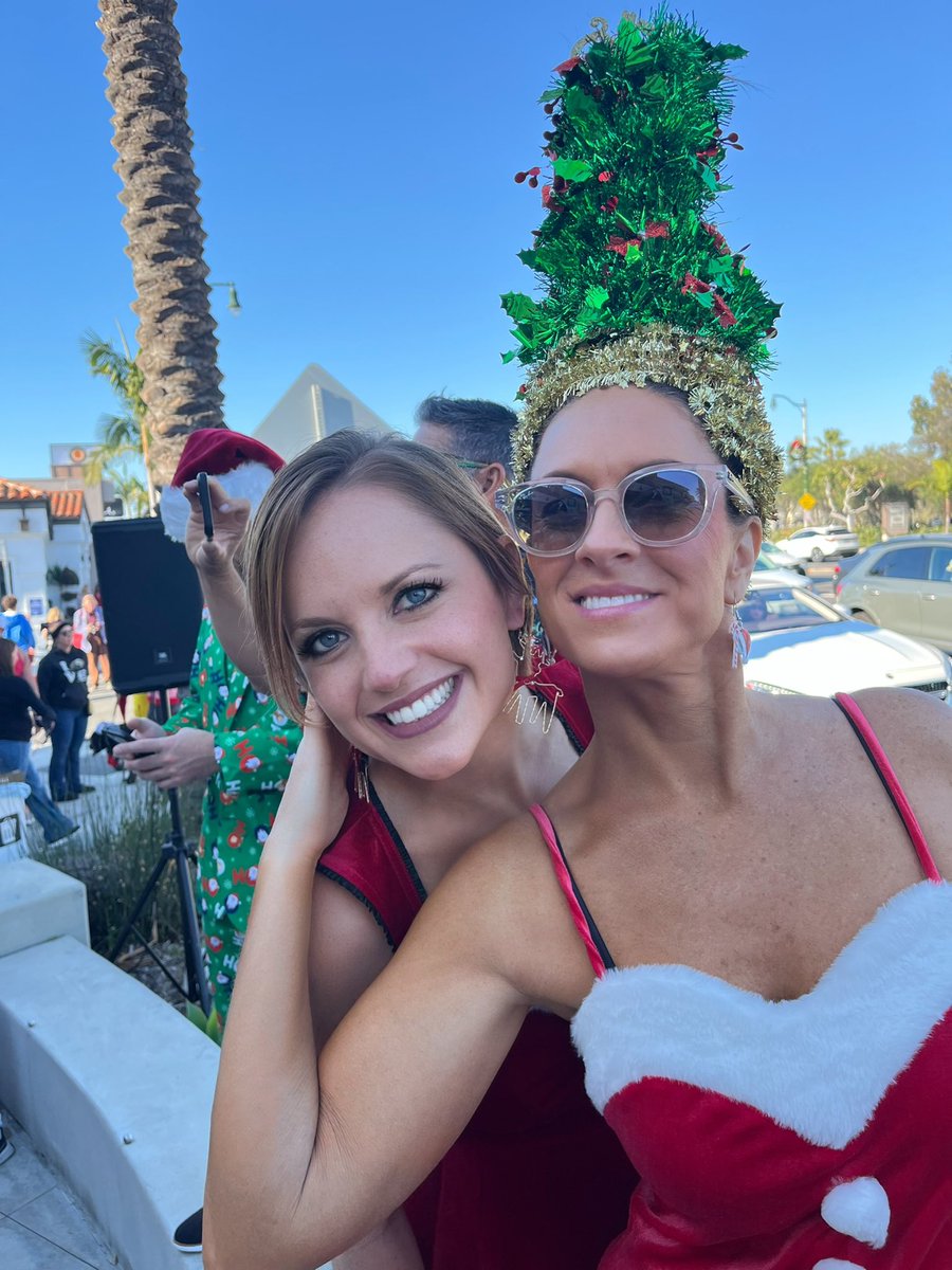 Melissashleee's tweet photo. Who wants me under their Christmas tree? https://t.co/L9gzU3jMji