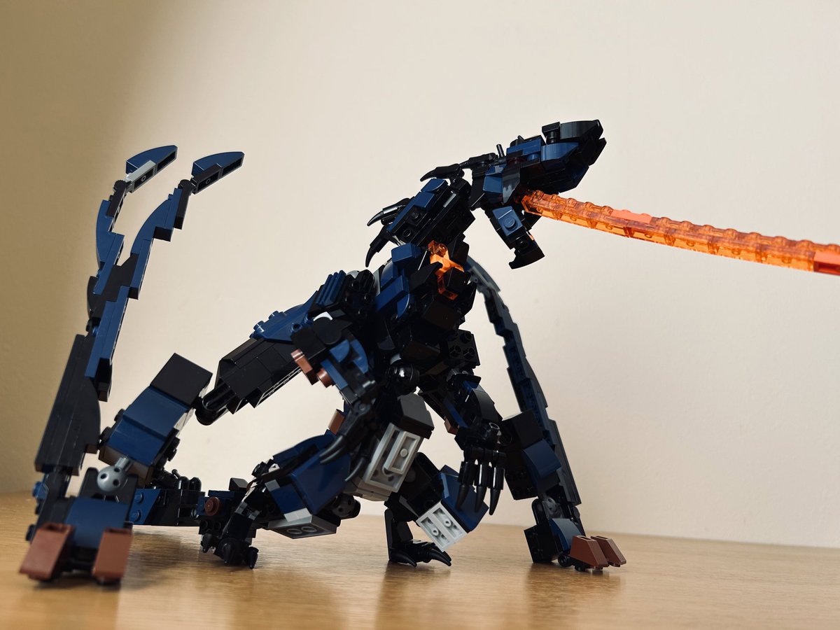 lQFjosh1AJ28474's tweet photo. 【戦火を齎す巨影】
レゴで巨戟龍ゴグマジオスを制作。顎下の模様はこのサイズでうまく再現できた。翼脚は新規造形。飛竜系の翼の組み方を応用した。防具や武器の色合いを参考に超重質龍骨油は紺色で表現。個人的に超傑作。
#モンハン #レゴ #MH4G #MHWilds #MonsterHunter #LEGO #Gogmazios https://t.co/H5se9V7IsD