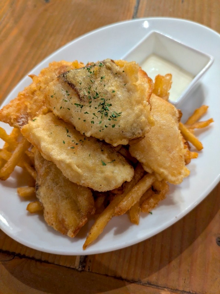 こんばんは〜
五反田漁師バルです🐟

フィッシュ&amp;チップスどうですか？😁
魚の切り身にカリカリ衣、ニンニクマヨネーズをつけたら最高のおつまみです〜
あと一品食べたい時にオススメです✨

本日、20時以降お席空き始めます〜
ふらっと是非、お越しください☺️

#五反田 #パエリア #ワイン