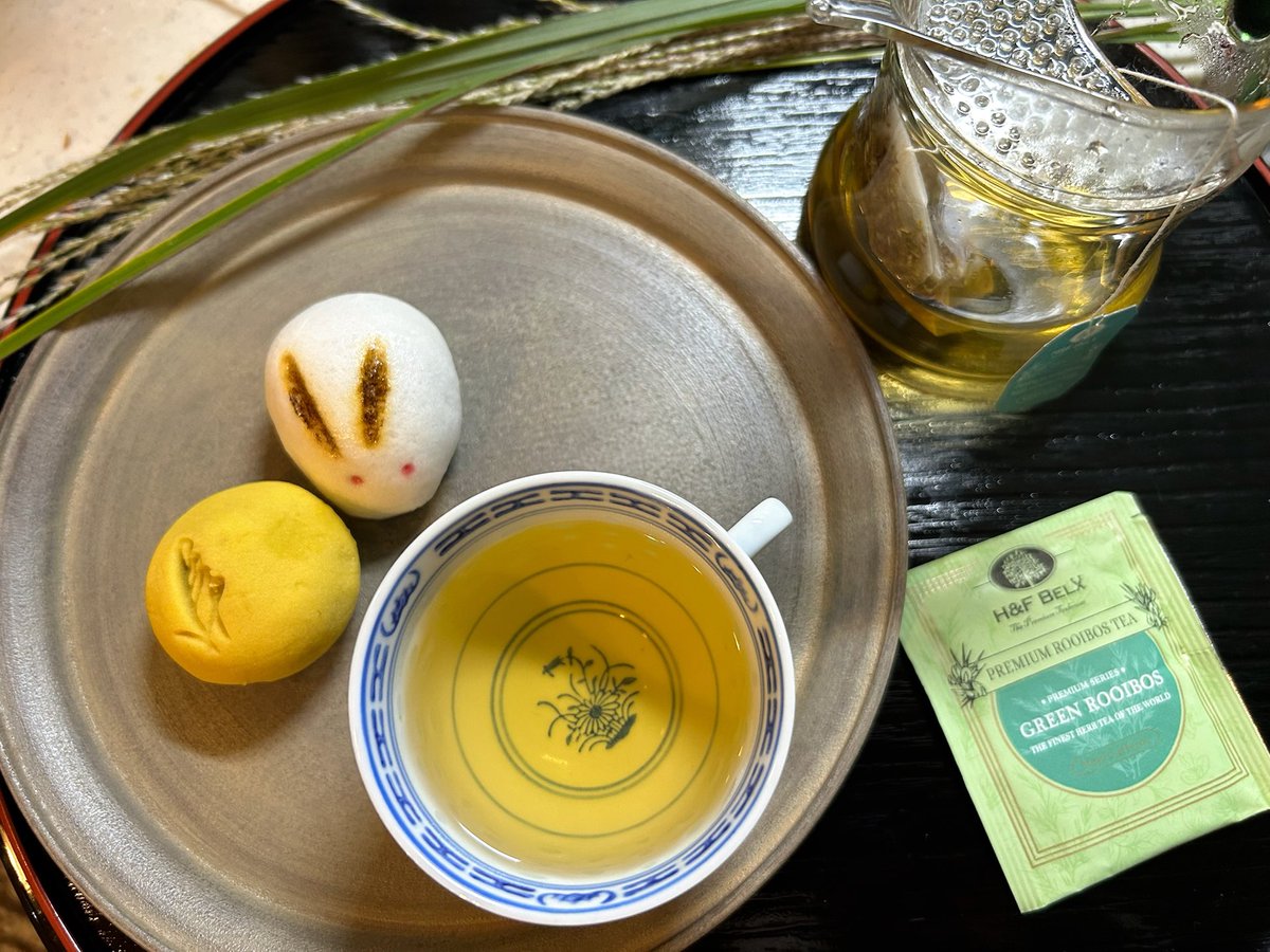 cat_teaparty's tweet photo. こんにちは😌

またまた時差投稿になりますが💦
十日夜のお茶🍵

お友達から頂いた
H&amp;F BELXのグリーンルイボスティー🌿
飲みやすくて美味しい
お茶請けに合うね
うさぎ饅頭と練り切りの月

普段愛飲しているのは発酵ルイボスティーなので久し振りに飲みました

まだ薄もあったので添えて

 #茶好連 https://t.co/VTRpZCklMx