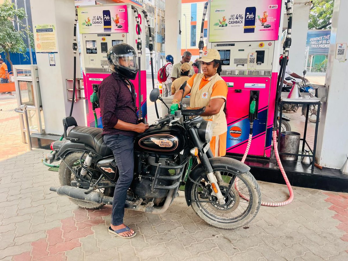 ChennaiTraffic's tweet image. 🚨 Helmet Awareness Drive at Retteri 🚨

Greater Chennai Traffic Police conducted a “No Helmet – No Fuel” awareness drive at Petrol Bunk, Retteri.
Staff and riders were sensitised on helmet safety and the importance of wearing helmets.

#GCTP #HelmetAwareness #ChennaiTraffic