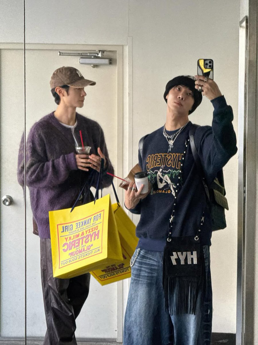 영원히 이 날은 뒷모습만 볼 수 있을 줄 알았는데
화끈한 얼굴 무료공개쇼 감사합니다 형님