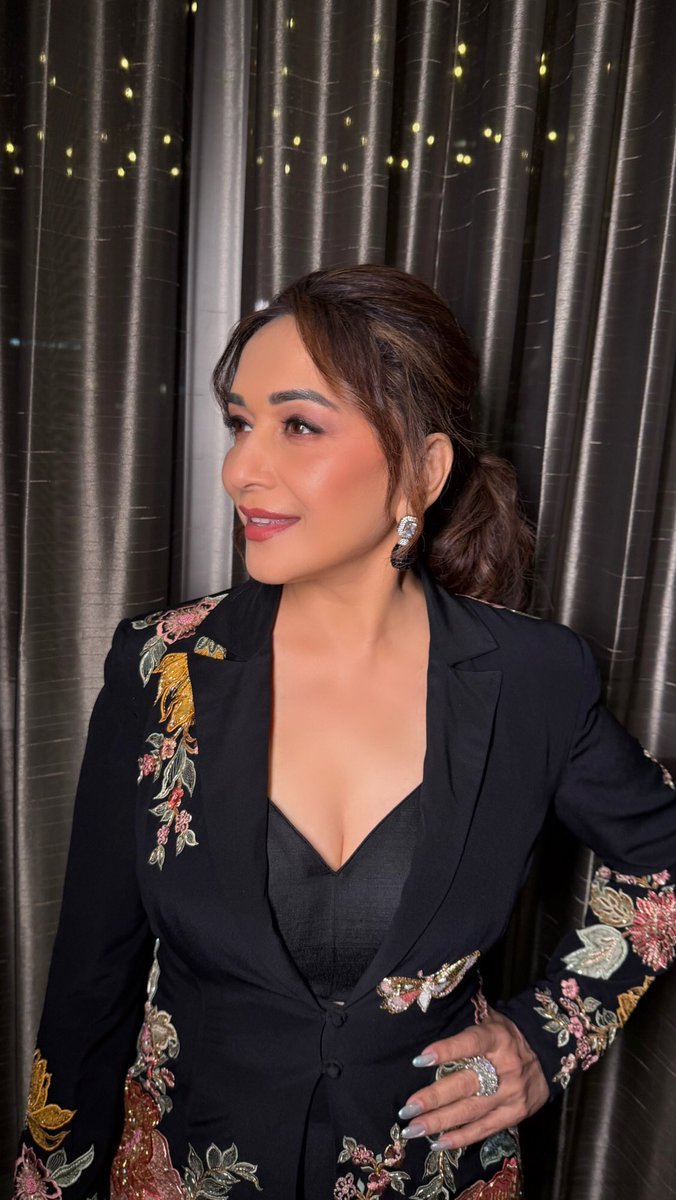 MadhuriDixit's tweet photo. Petals. Poise. Power💫 https://t.co/Echc7MANfa