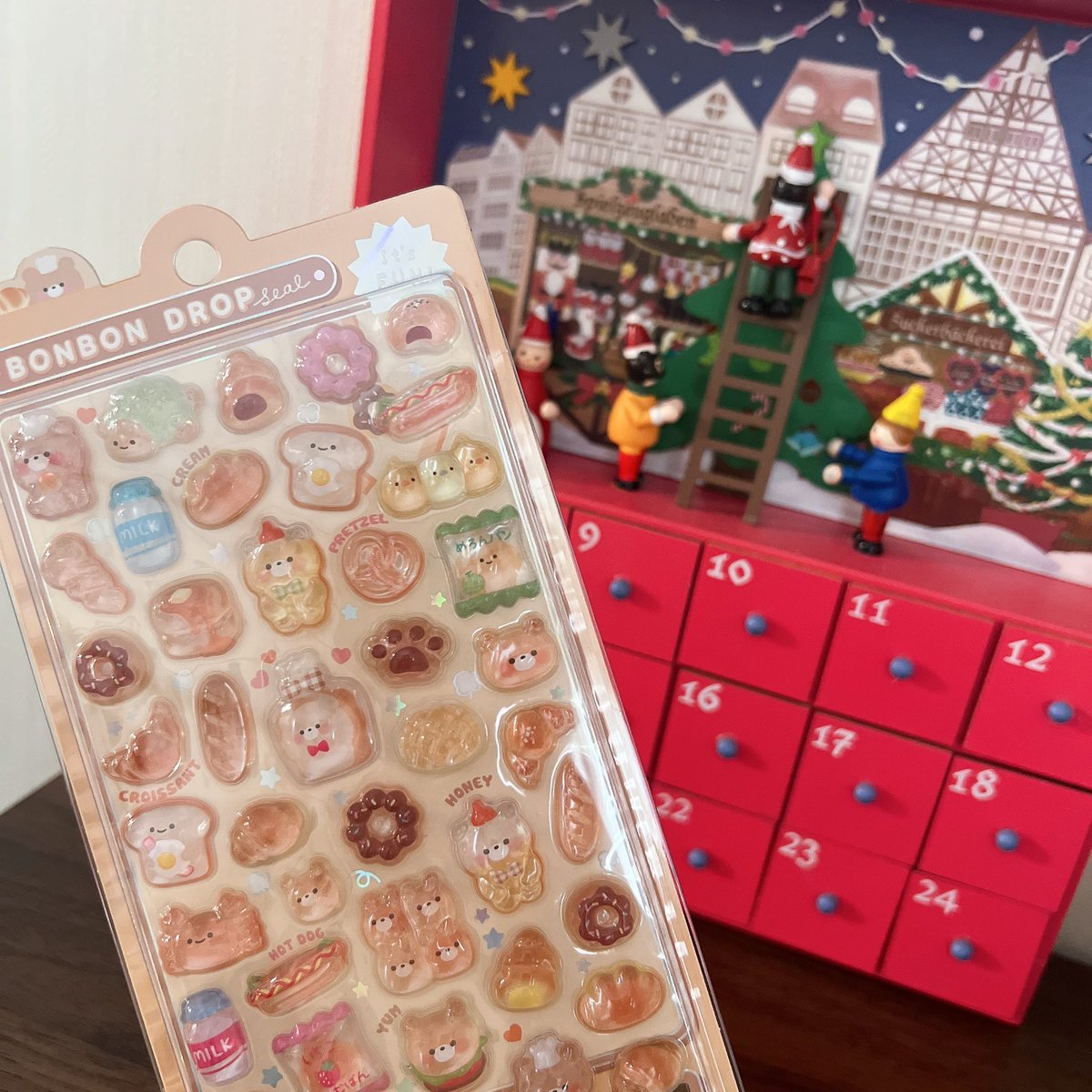 今次女の友達内で流行ってるシール交換✨️

今年のアドベントカレンダーは次女が好きな"パン"のデザインシールを入れる事にしたよ🥰

お陰で朝起きるのがスムーズになってくれて助かります🥹

みんなの子供ちゃんは朝はスッキリ派？グズグズ派？

上手な起こし方あったら教えて欲しいー😭(切実)