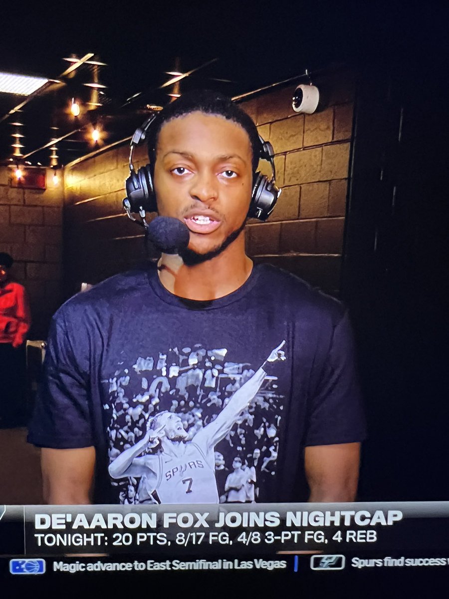 jtakuz's tweet image. Very fun Spurs season so far, great vibes 

Fox rolls up to post game interview wearing a Kornet t shirt 

17-7 on the season, 58 win pace #PorVida