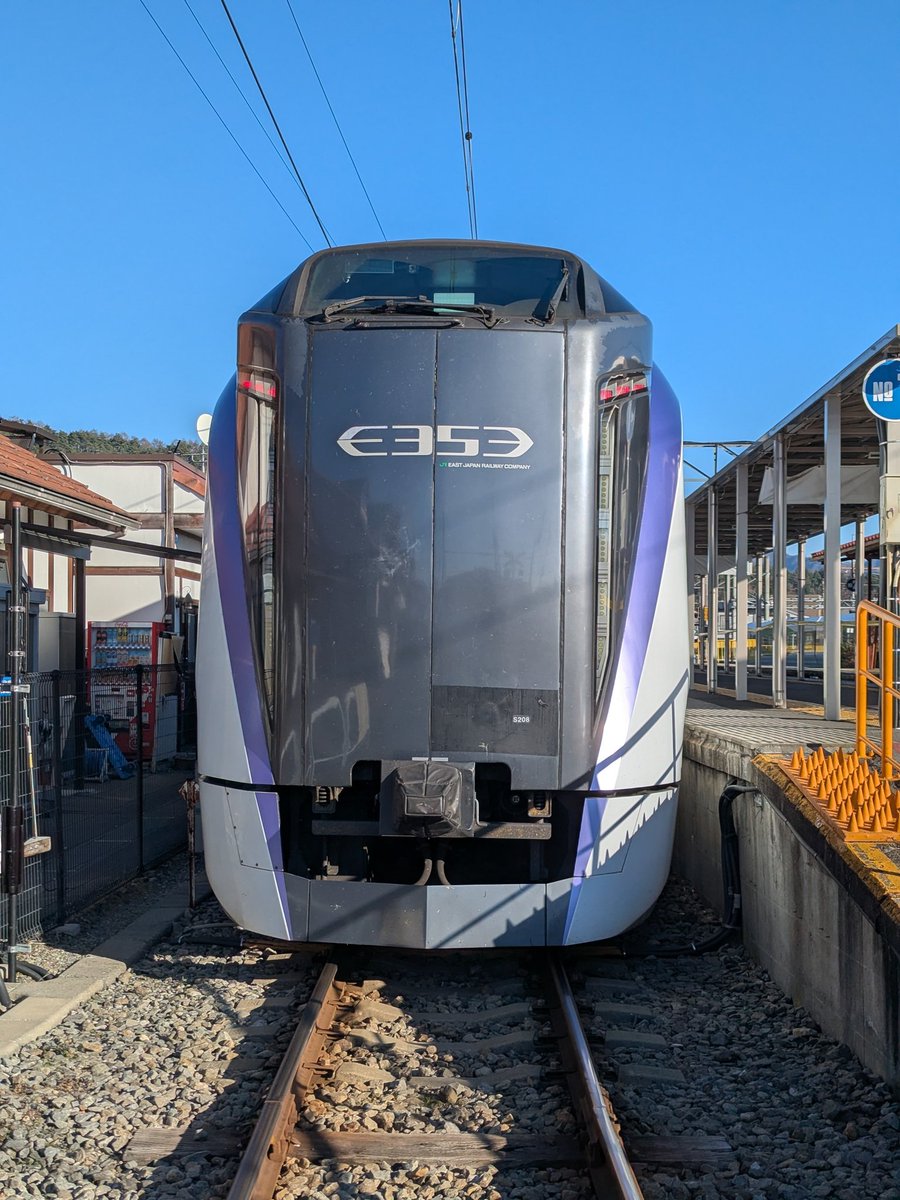 YASU4_YO's tweet photo. 河口湖駅発新宿行き
富士回遊36号

ホームも車内もインバウンド感満載！！

車内の日本人は自分だけなんじゃないかと思ってしまう😅 https://t.co/wo3Fl5J9QK