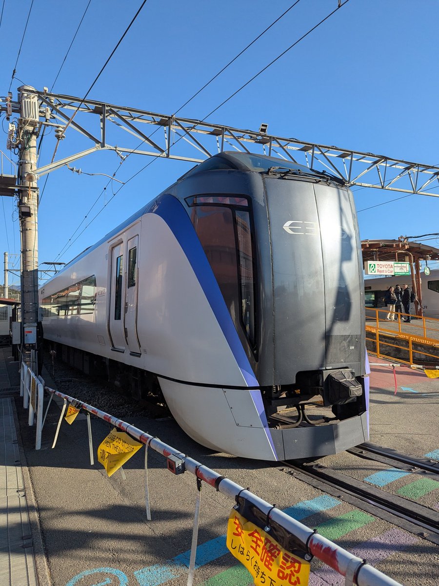 YASU4_YO's tweet photo. 河口湖駅発新宿行き
富士回遊36号

ホームも車内もインバウンド感満載！！

車内の日本人は自分だけなんじゃないかと思ってしまう😅 https://t.co/wo3Fl5J9QK