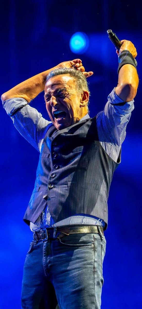 BDoltri's tweet photo. “…But now, I'm trapped
Ooh yeah, trapped
Ooh yeah, trapped
Ooh yeah, trapped
Ooh yeah…”

❤️🎸🇺🇸🎷🇮🇹❤️🚂❤️
📸 : @redemartin 

#FromItalyForBruce
#Springsteen
#BruceSpringsteen
#Springteenism
#LOHADTour
#SpringsteenTour2024
#SpringsteenTour2025
#11Dicembre
#December11 https://t.co/0wsEo2rE4y