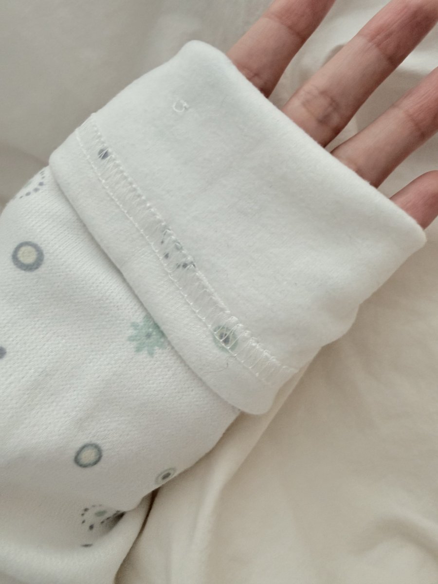 허그유어스킨 폴라티 왔는데 개ㅐㅐㅐ따듯함
꽃 단추 디테일 귀엽다 생각했는데 손목쪽에도 달려있고ㅠㅠ 옷 자체도 도톰하고 마지막 사진에 보일진 모르겠지만 안에 전부 기모라 엄청 뜨뜻하고 좋다.. 퀄리티가 참 좋은 옷이라 돈값한다는 생각을 했듬 추천추천