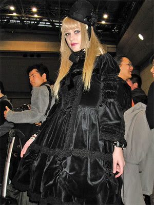 Found Lauran/Roren/kaoru_ai's blog on the wayback machine and I immediately fell in love. She had been in lolita since at least 2004. I hope she's thriving wherever she is...