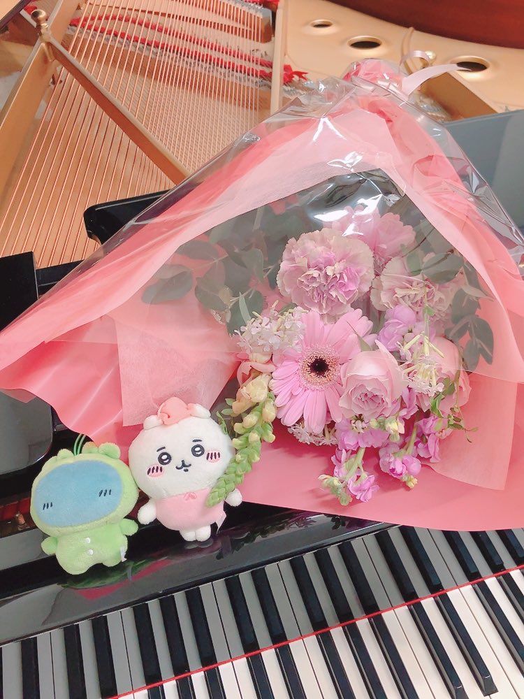 pocoapoco_pico's tweet photo. 12/7 合唱（伴奏）の発表会でした✨️
お花ありがとうございます。🌸 https://t.co/akRtiGFXTC