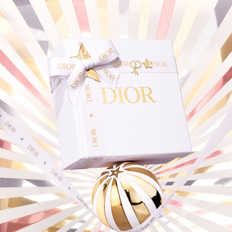 ホリデーシーズンに魔法をかけるディオールのギフトを】 クリスマスは