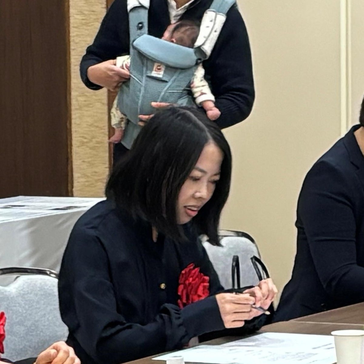 hirobun_pr's tweet photo. ✨第６回広島文化新人賞を紹介します✨
児玉香織さん（美術－現代美術）（尾道市）
～受賞コメント～
この度は栄誉ある文化新人賞を賜り、心より御礼申し上げます。（続く）
https://t.co/Avs07QnN0I
#広島文化新人賞　#児玉香織 https://t.co/nm2UcJjHRF